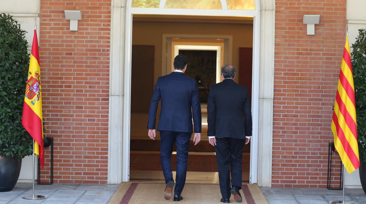 Sánchez y Torra entrando a La Moncloa