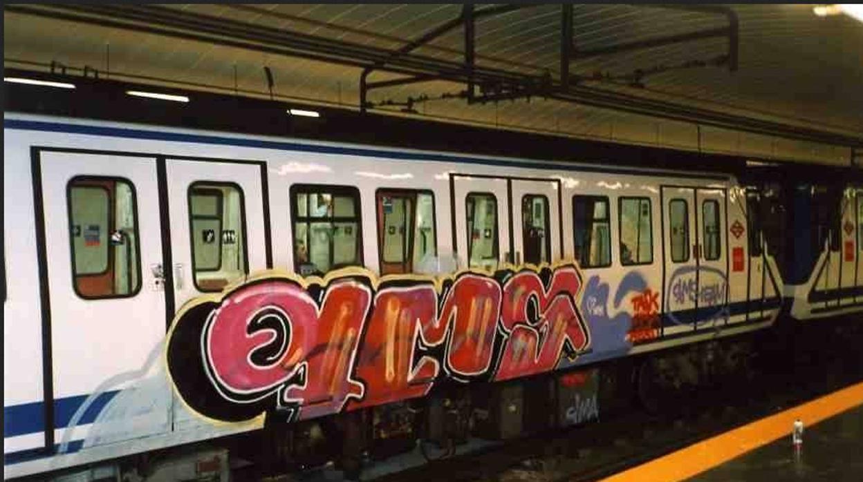 Un tren de Metro de Madrid, pintado con grafitis