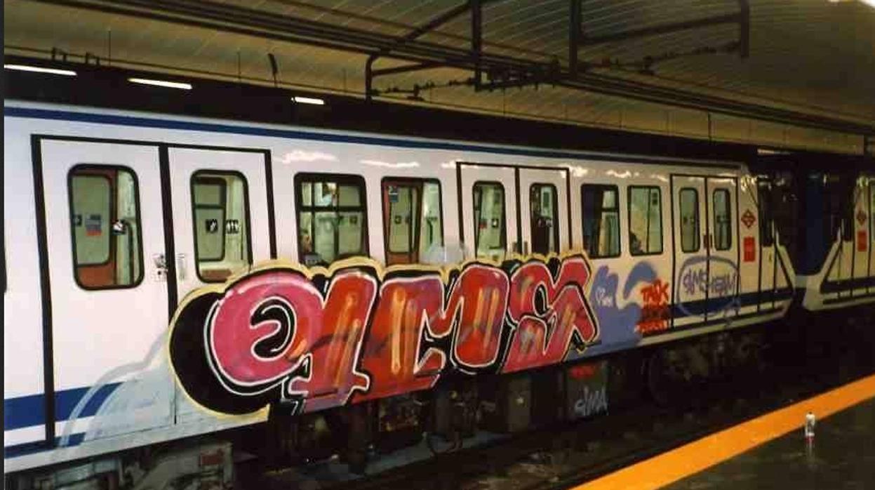 Un vagón de metro pintado con spray