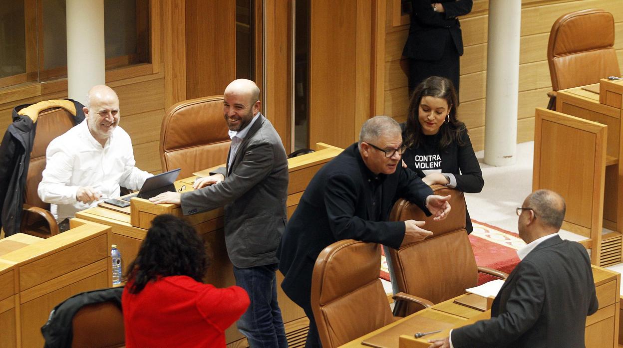Diputados de En Marea y el diputado socialista Abel Losada (d) dialogan antes del pleno