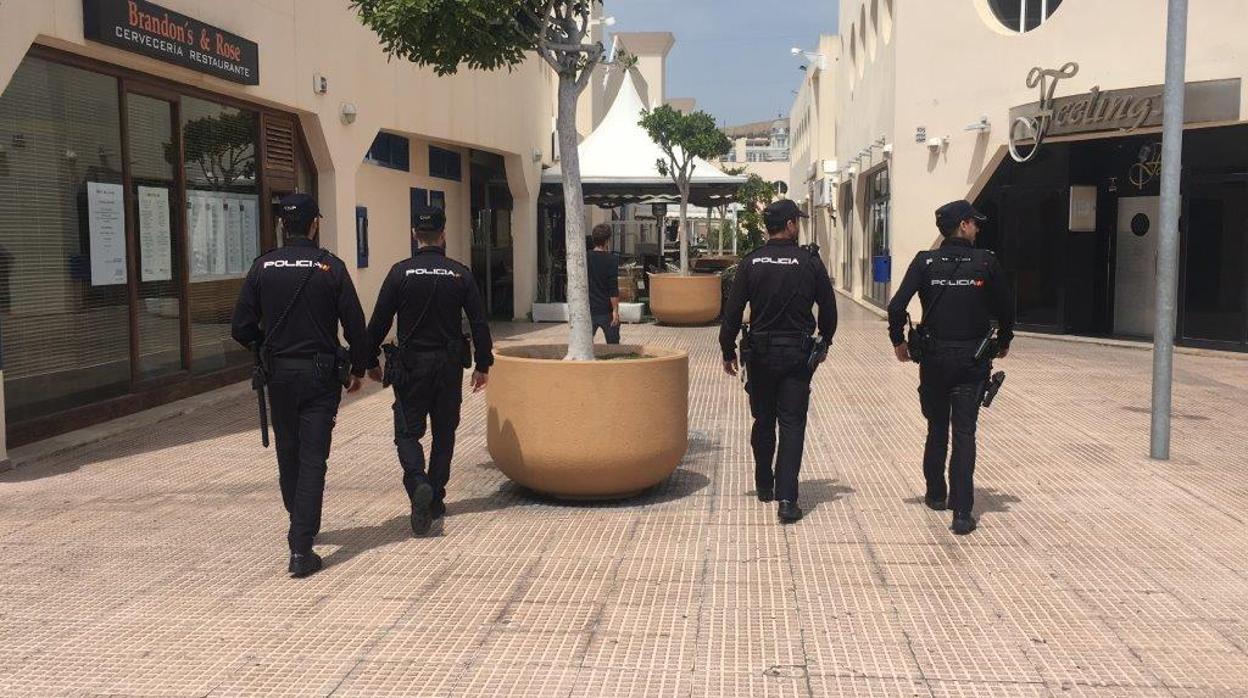 Agentes de la Policía Nacional patrullando por la zona de ocio del puerto de Alicante