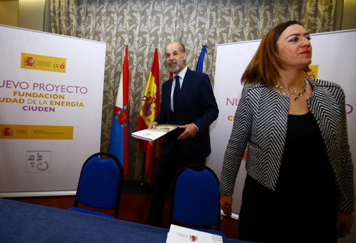 El secretario de Estado de Energía, José Domínguez Abascal, junto a la delegada del gobierno en Castilla y León, Virginia Barcones, durante el acto de presentación del proyecto de relanzamiento de la Fundación Ciudad de la Energía (Ciuden)