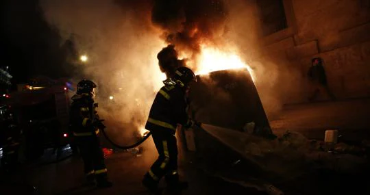 Los bomberos apagan un contenedor en llamas