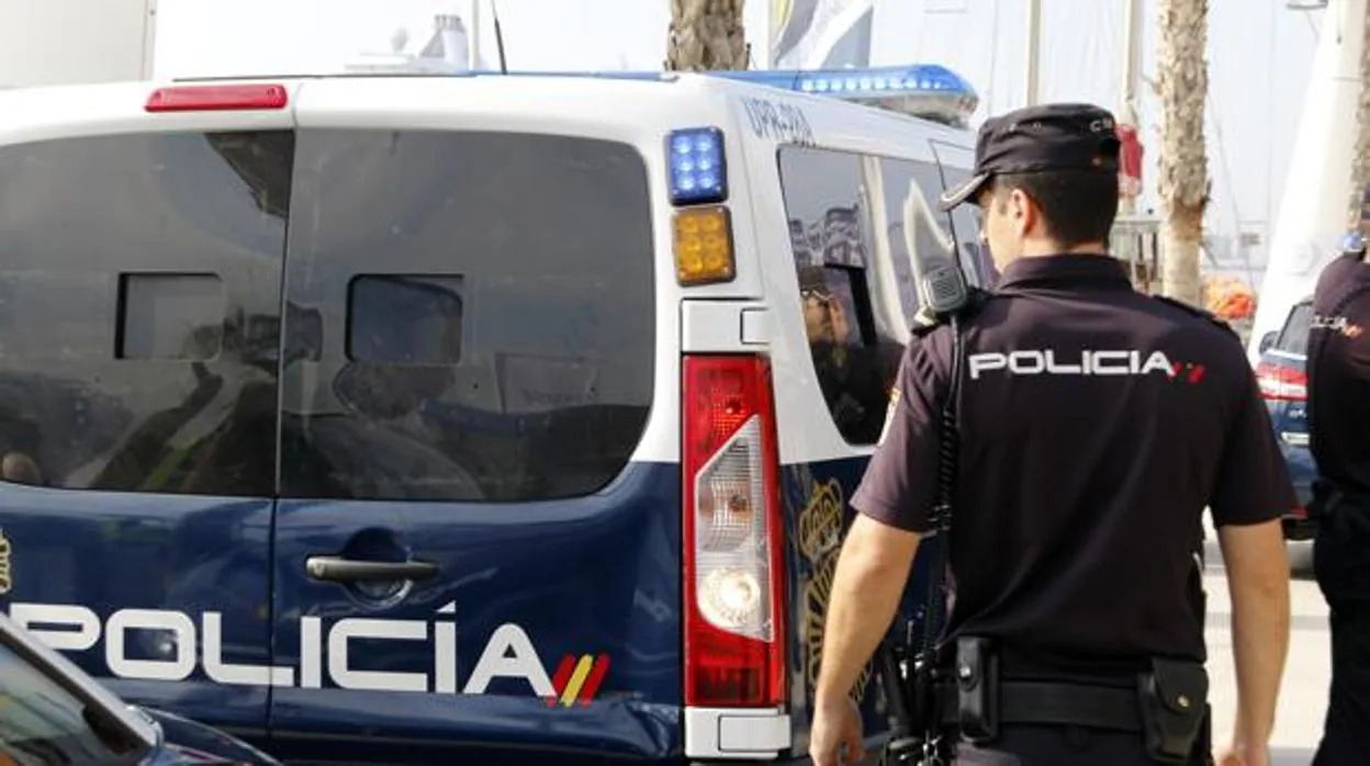 Imagen de archivo de un agente de la Policía Nacional en Alicante