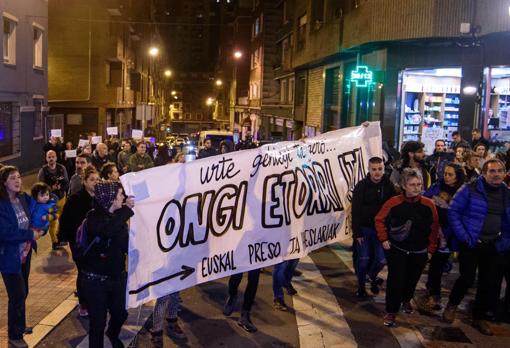Insultan, empujan y escupen a dirigentes del PP que protestaron en un recibimiento a una etarra en Bilbao