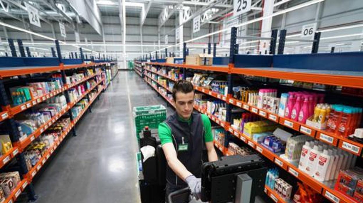 Imagen de un trabajador de la «colmena» de Mercadona en Valencia