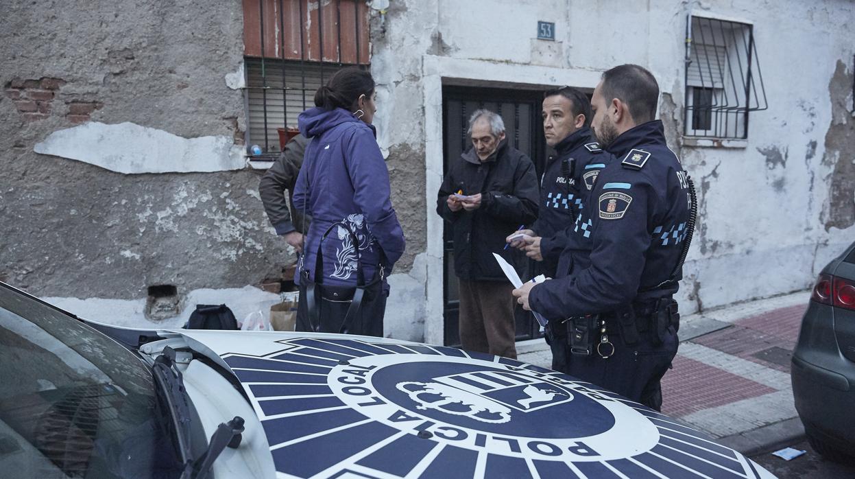 Tira un muro de carga sin licencia y deja a sus vecinos en la calle: «Ahí no se puede estar»