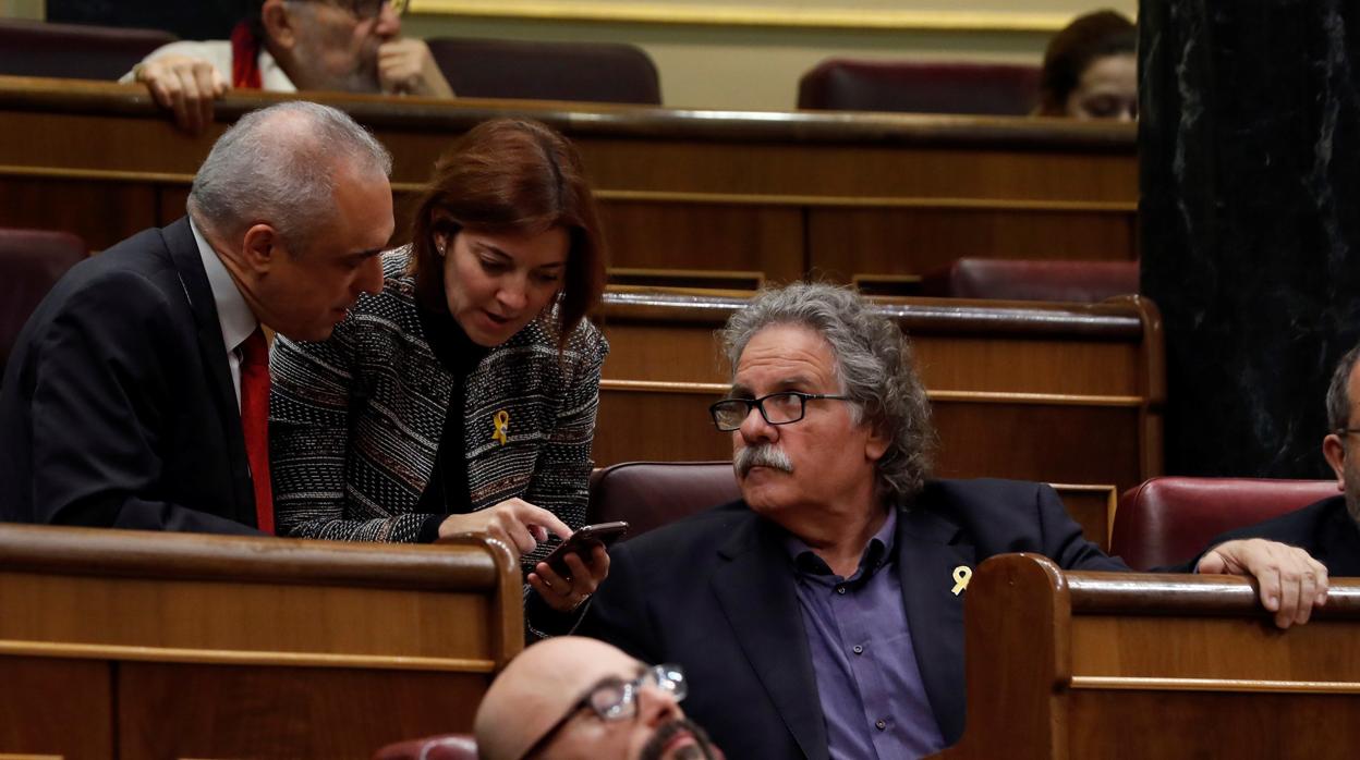 Tardà conversa en el Congreso con otros diputados separatistas