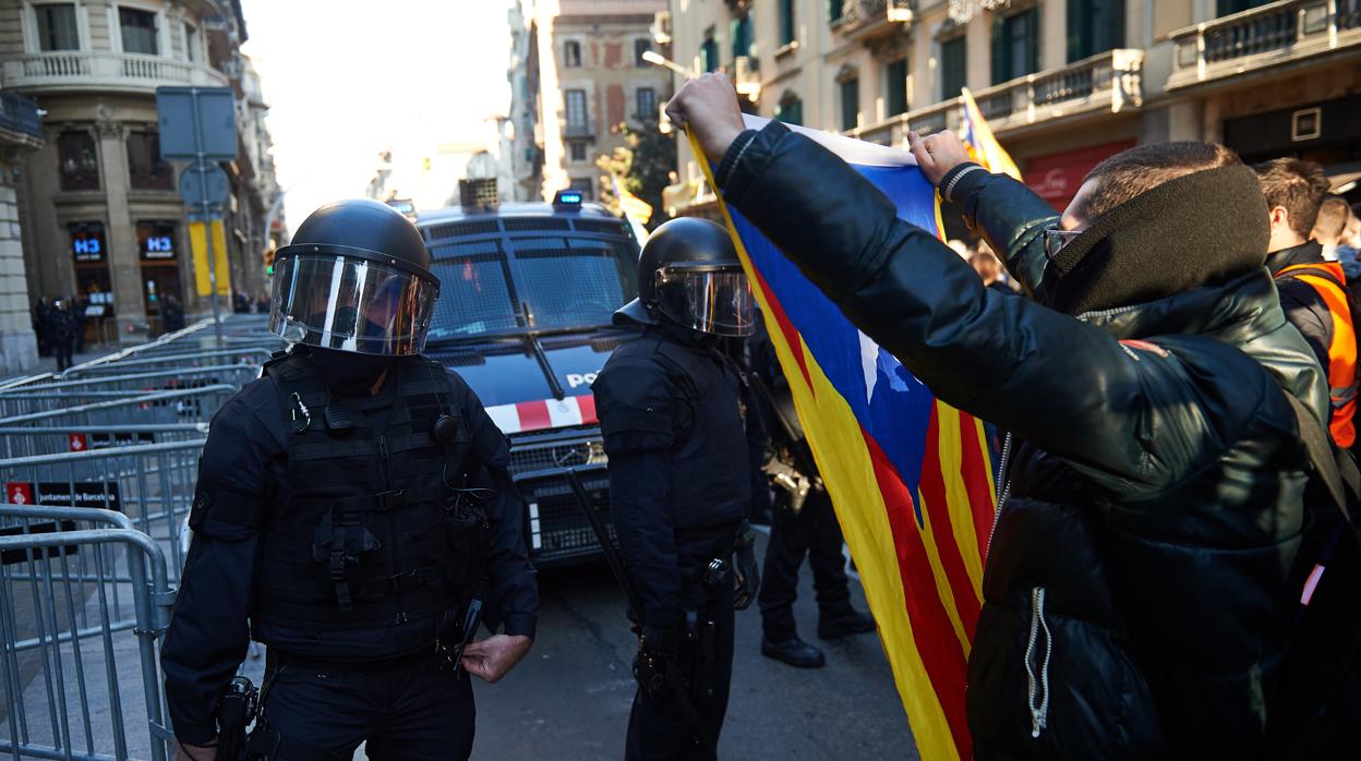 Miembros de los CDR protestan frente a la Policía contra el Consejo de Ministros en Barcelona