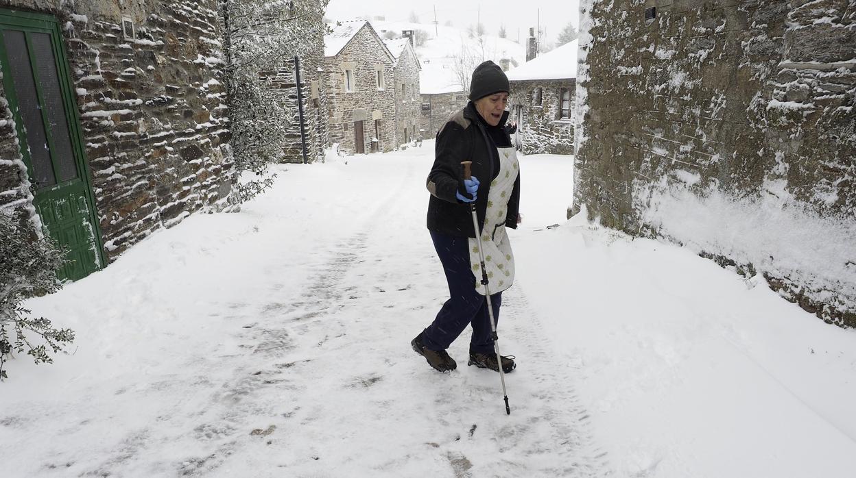 Una vecina del concello de O Cebreiro, en la provincia de Lugo