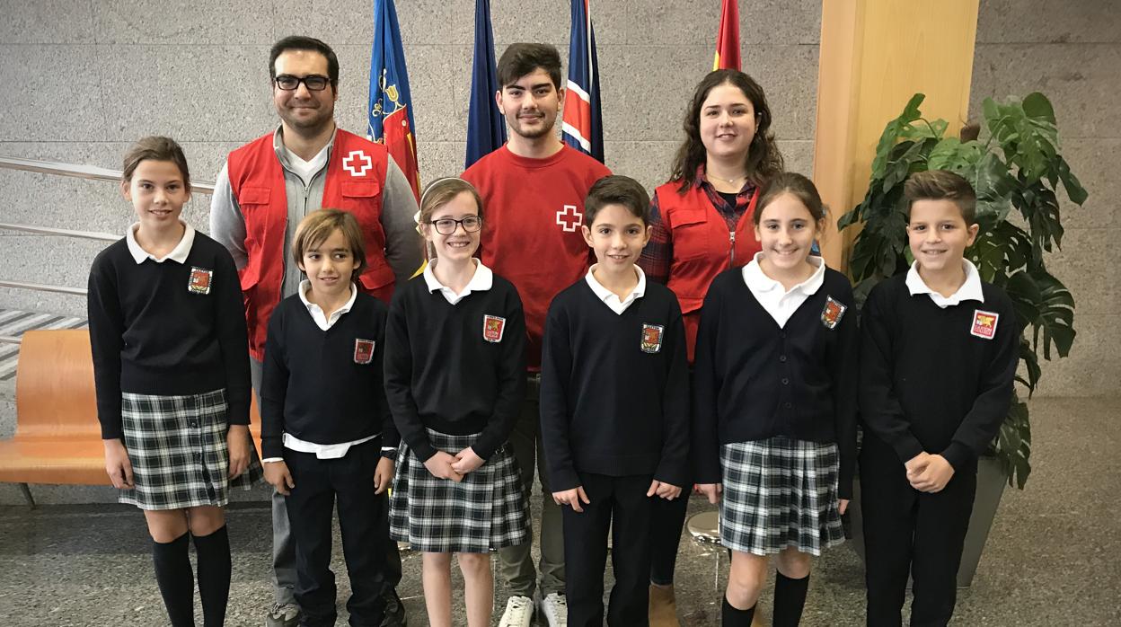 Alumnos del Caxton College con personal de Cruz Roja en Valencia