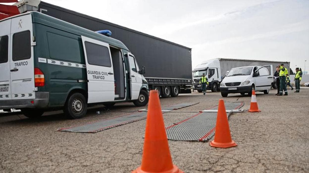 Control de tráfico de la Guardia Civil a camiones y otros vehículos