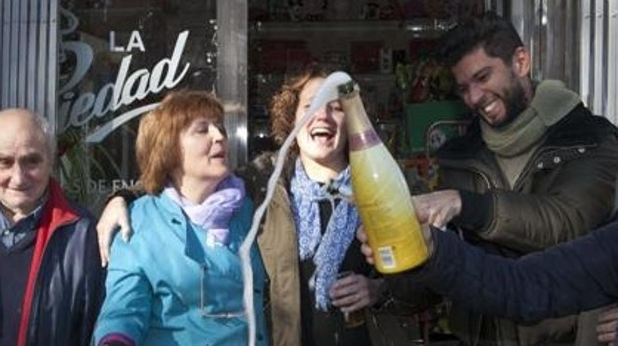María Rosa Valera (segunda por la izquierda), en la puerta de su pastelería «La Piedad», cuando le tocó y repartió el «Gordo» de la Lotería de Navidad en 2016