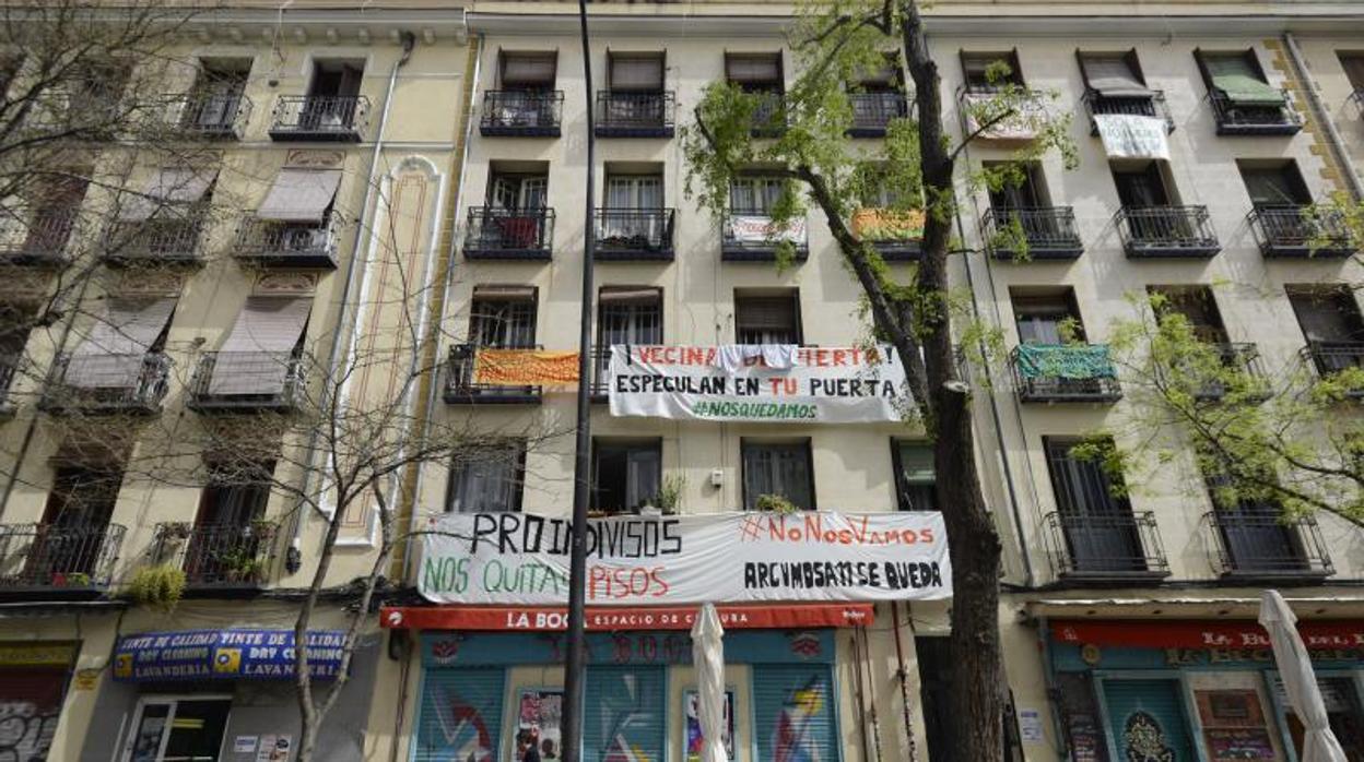 Los vecinos del edificio de la calle Argumosa, 11, en Lavapiés, protestaron en abril por la subida escandalosa del alquiler