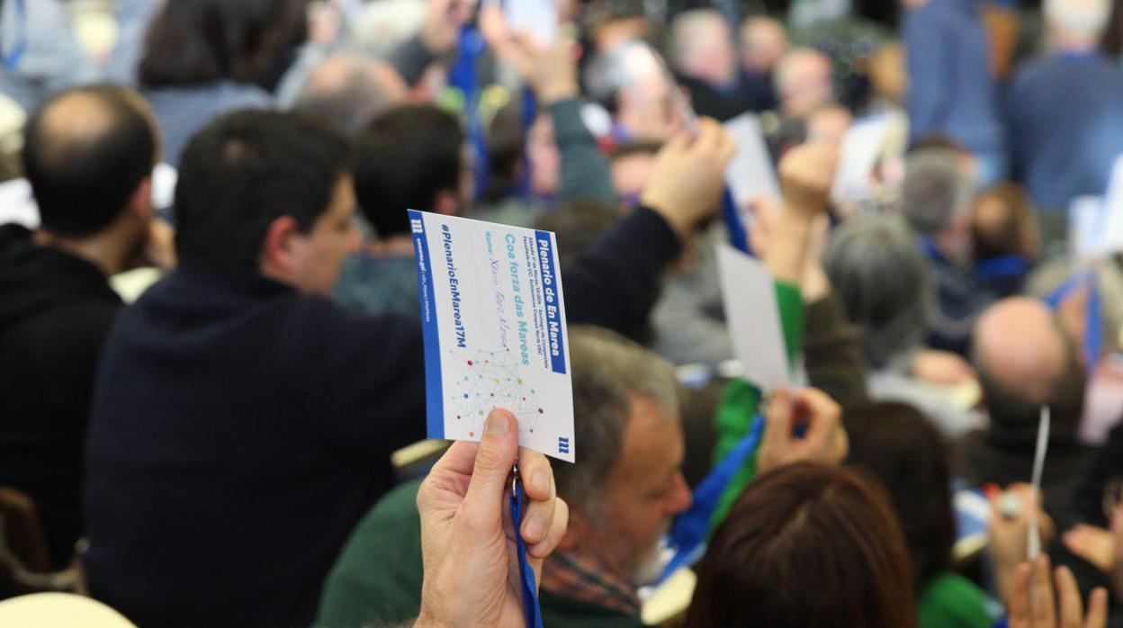 Votación durante el plenario de En Marea