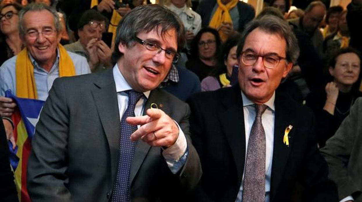 Artur Mas, junto a Carles Puigdemont, en un acto en Bruselas