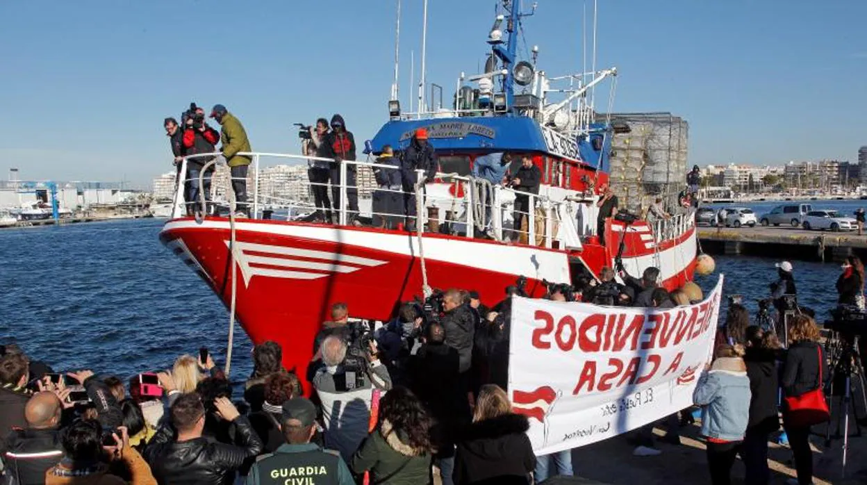 Valientes»: la calurosa bienvenida en Santa Pola al pesquero que rescató a  los inmigrantes en Libia