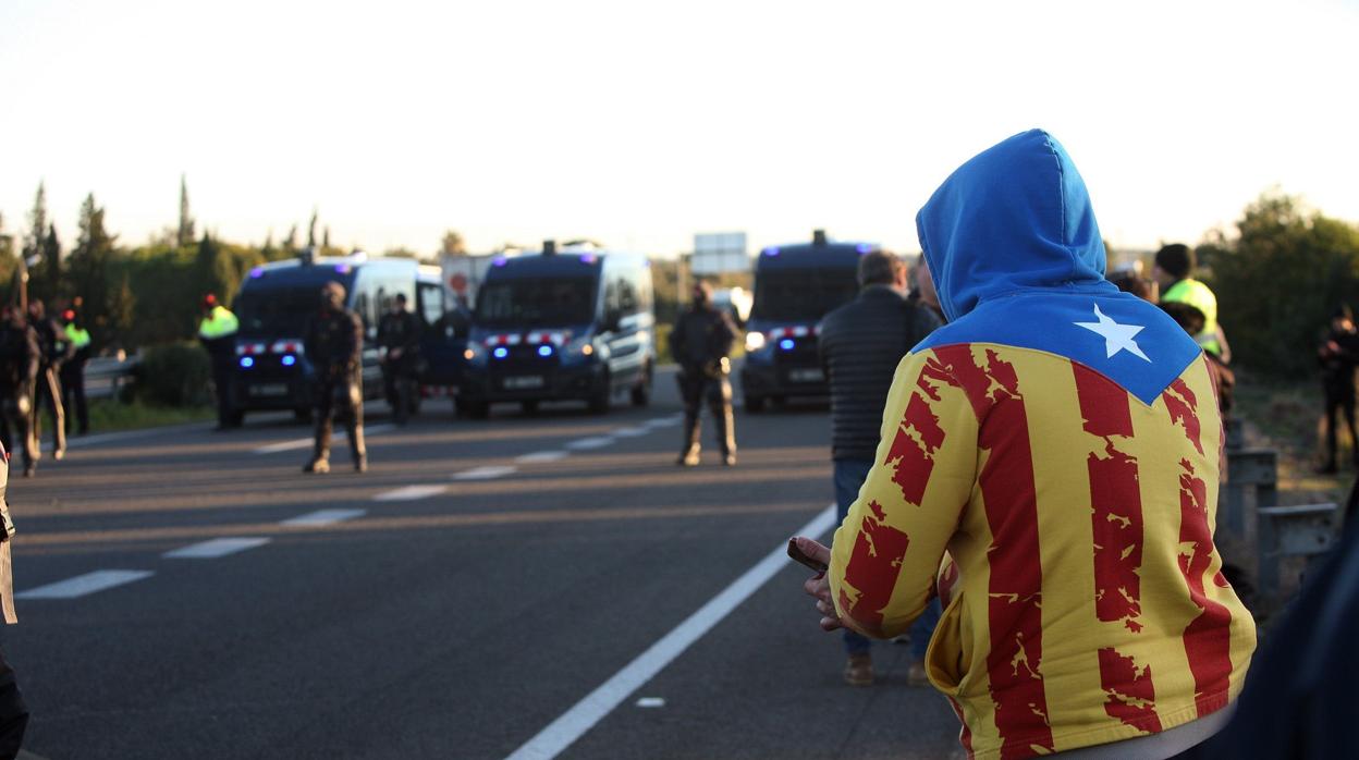 Vista del corte que grupos independentistas realizado ayer en la AP-7 a la altura de L'Ampolla (Tarragona)