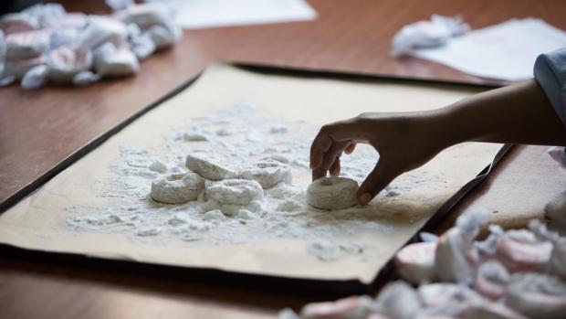 Las religiosas de un convento de Valencia venden sus dulces de Navidad con servicio a domicilio