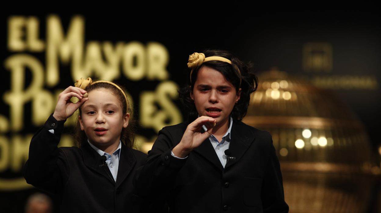 Las niñas de San Ildefonso canta el Gordo en el Teatro Real