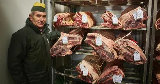 Ismael Chacón, dueño del Grupo Embajadores, muestra a ABC una de las cámaras bodega en las que maduran las carnes más nobles