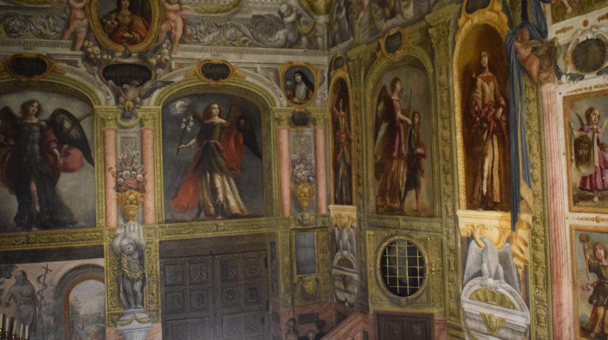 Pinturas murales barrocas adornan los techos del monasterio