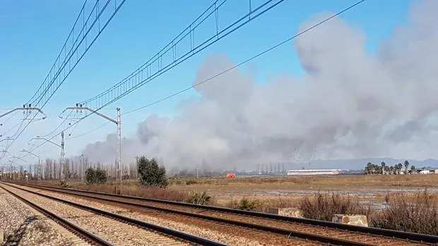 Estabilizado el incendio declarado en una fábrica abandonada en Sollana