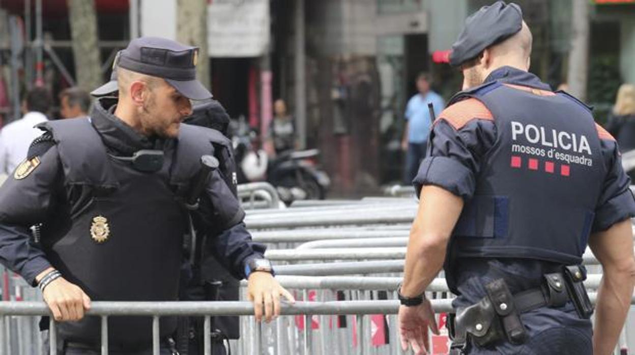 Un policía nacional y un mosso en una fotografía de archivo