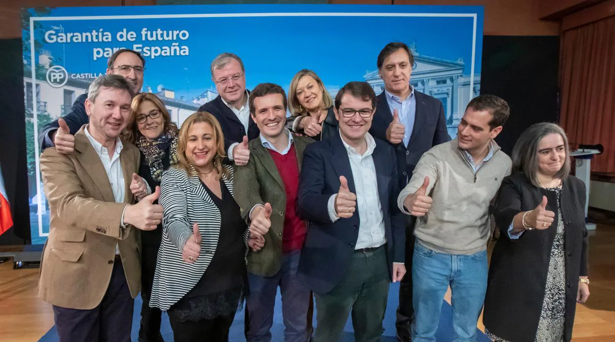 Pablo Casado y Alfonso Fernández Mañueco, con los candidatos del PP a las nueve capitales de provincia de Castilla y León