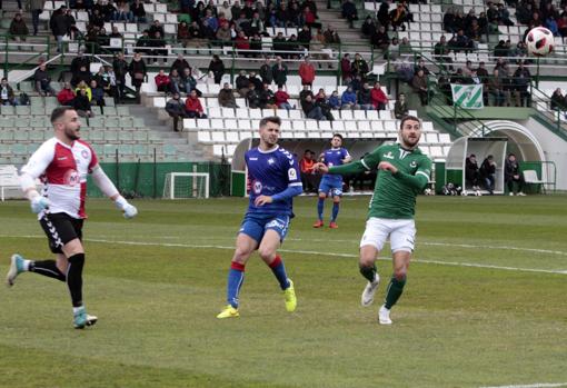 Manu Gavilán trata de llegar al balón antes que el guardameta Reguero