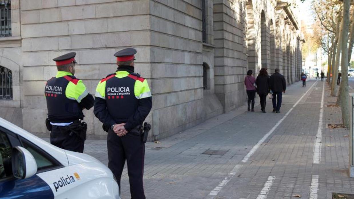 Imagen de archivo de un par de agentes patrullando en Barcelona