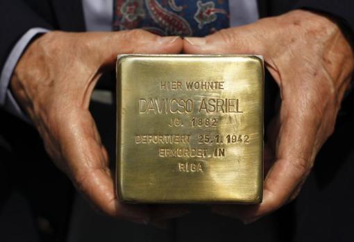 Ejemplo de «stolpersteine», un adoquín rematado por una placa de bronce