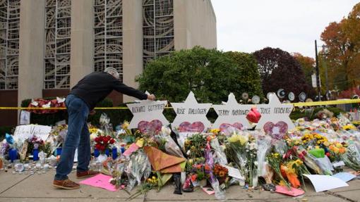 Homenaje a las víctimas frente a la Sinagoga de Pittsburgh, en Pennsylvania