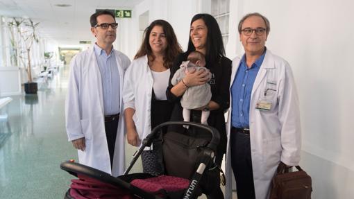 La paciente, María José Ortega, con su bebé en brazos y el equipo de ginecólogos que ha hecho posible su embarazo