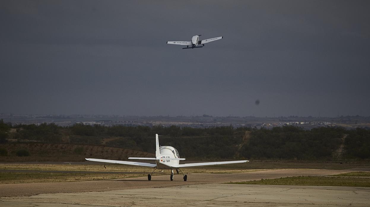 Dos avionetas despegan en el aeródromo de Casarrubios