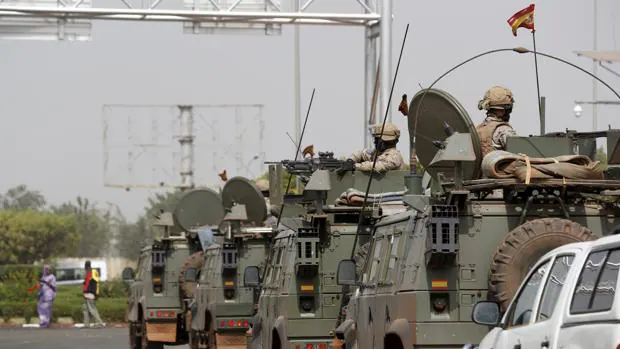 Sánchez visita a las tropas españolas en Malí sin la ministra de Defensa