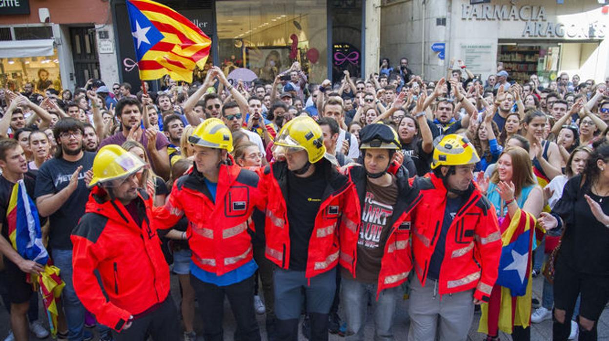 Bomberos de la Generalitat en una manifestación independentista tras el 1-O