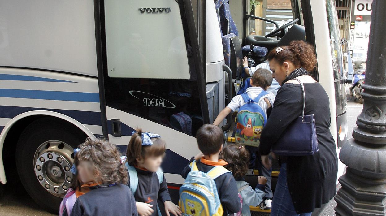 Niños subiéndose a un autobús escolar
