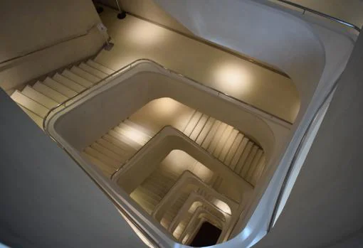 La escalera que conecta todos los pisos, tiene todos los tramos diferentes