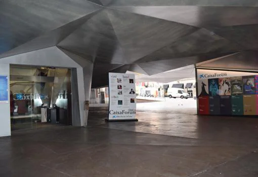 El nivel del entresuelo es también punto de encuentro de los visitantes del CaixaForum con la cultura