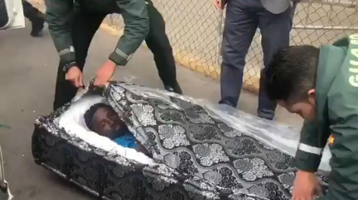 Inmigrantes ocultos en colchones: un nuevo y desesperado intento en la frontera de Melilla