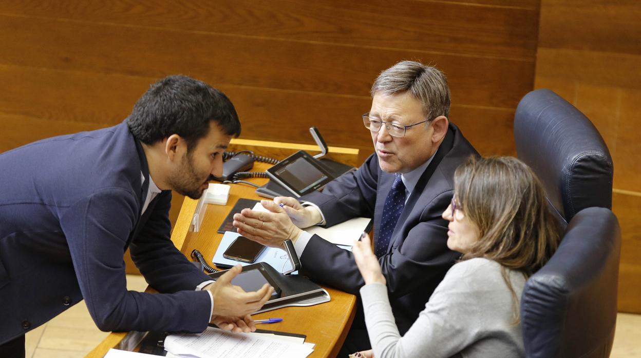 Imagen del conseller Marzà junto a la vicepresidenta Oltra y el presidente Puig