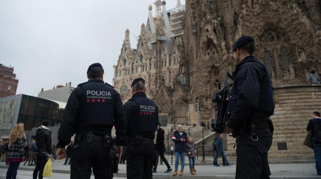 Control de Mossos frente a la Sagrada Familia de Barcelona