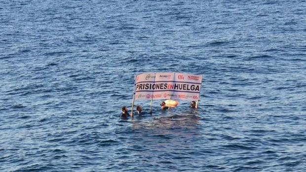 Funcionarios de prisiones llevan al mar su protesta contra Pedro Sánchez en Canarias