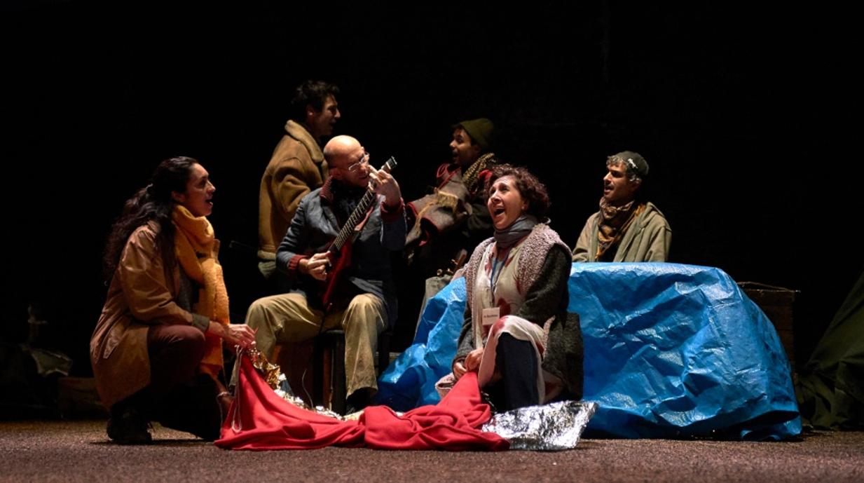 La obra cuenta con 13 actores y dos músicos en escena.
