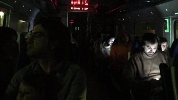 Más de 160 pasajeros del tren extremeño, tirados en medio del campo, de noche y sin luz