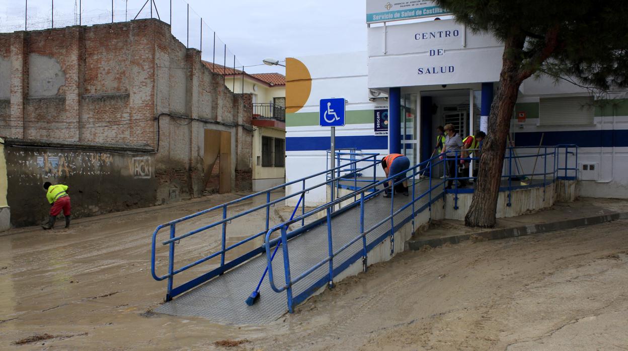 Labores de limpieza del centro de salud tras la riada de septiembre de 2018