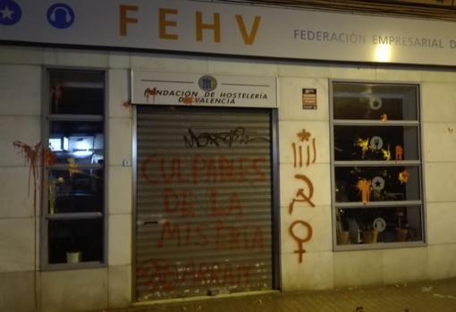 Arran ataca con pintadas la sede de la federación de hosteleros de Valencia