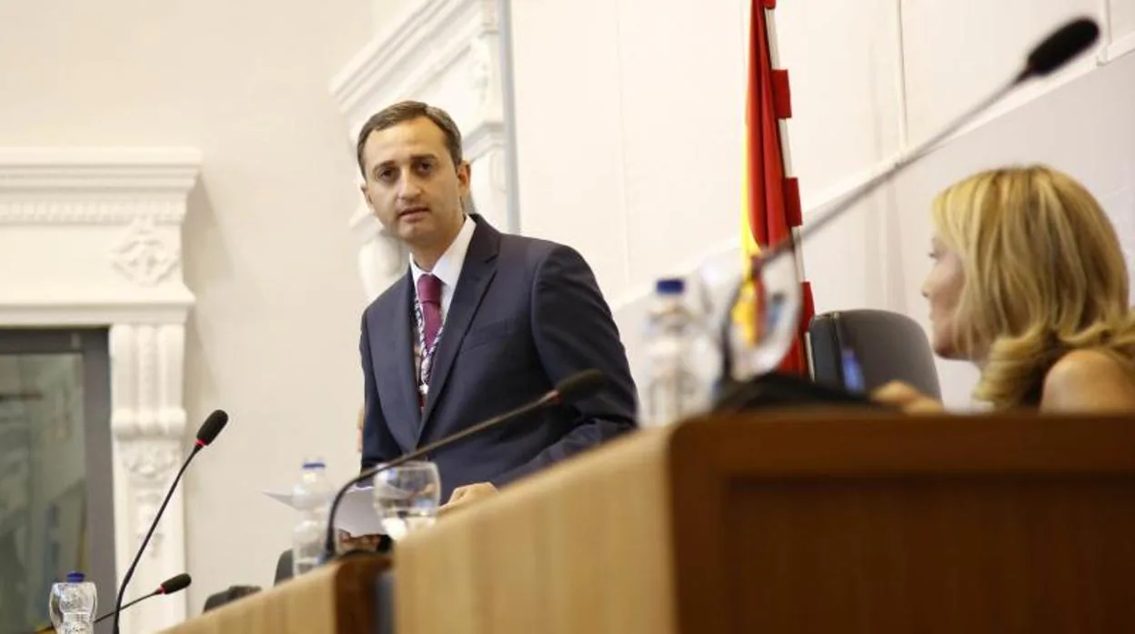 El presidente de al Diputación de Alicante, César Sánchez, en una sesión plenaria