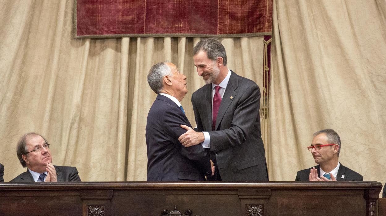 El rey de España, Felipe VI, y el presidente de la República de Portugal, Marcelo Rebelo de Sousa, durante su visita a la Universidad de Salamanca con motivo del VIII Centenario de su fundación